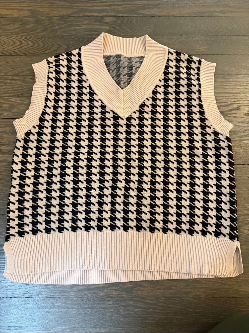 Houndstooth Knit V-Neck Sweater Vest in Black and Cream
